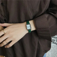 Load image into Gallery viewer, Retro Women&#39;s Classic Quartz Leather Watches
